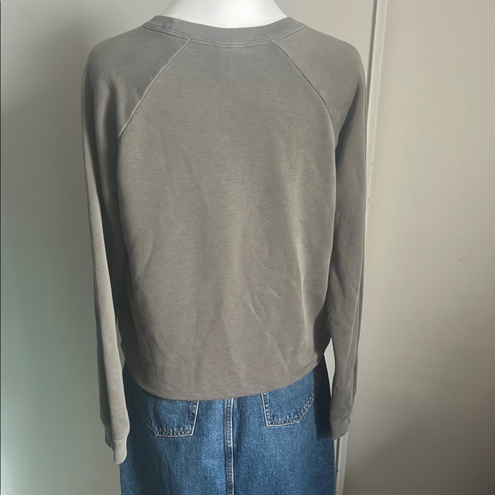 Nike Women's Logo Gray Long Sleeve Crewneck Sweatshirt Athletic Loungewear - Picture 5 of 10